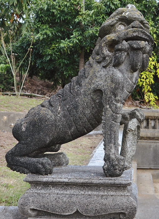 邱先甲墓園石獅子