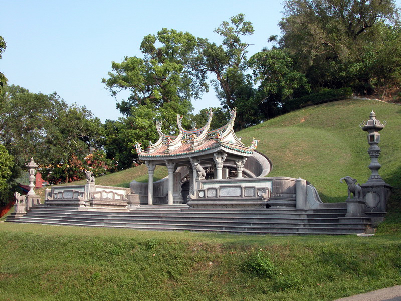 霧峰林家頂厝祖塋，其建築上有很高之研究價值，受國家評定之二級古蹟。