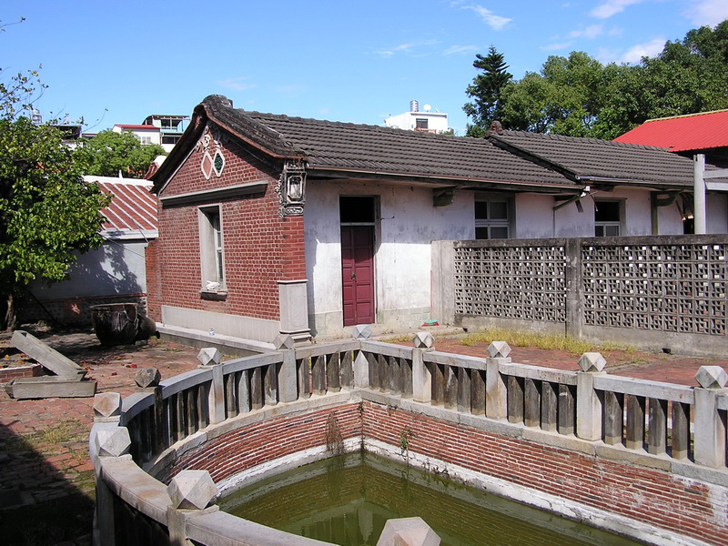 蓉鏡齋為紅瓦、土埆磚造三合院，作為提供私塾之用。